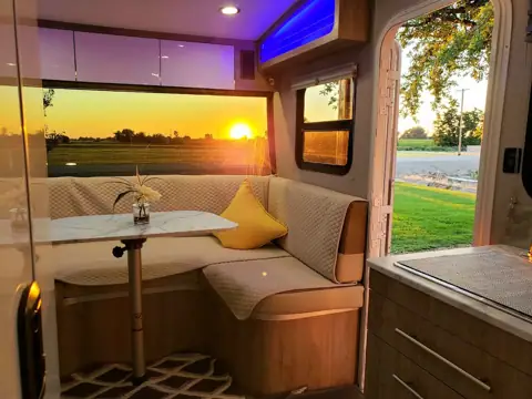 FOR SALE: Sol Horizon RV Rental photo 2