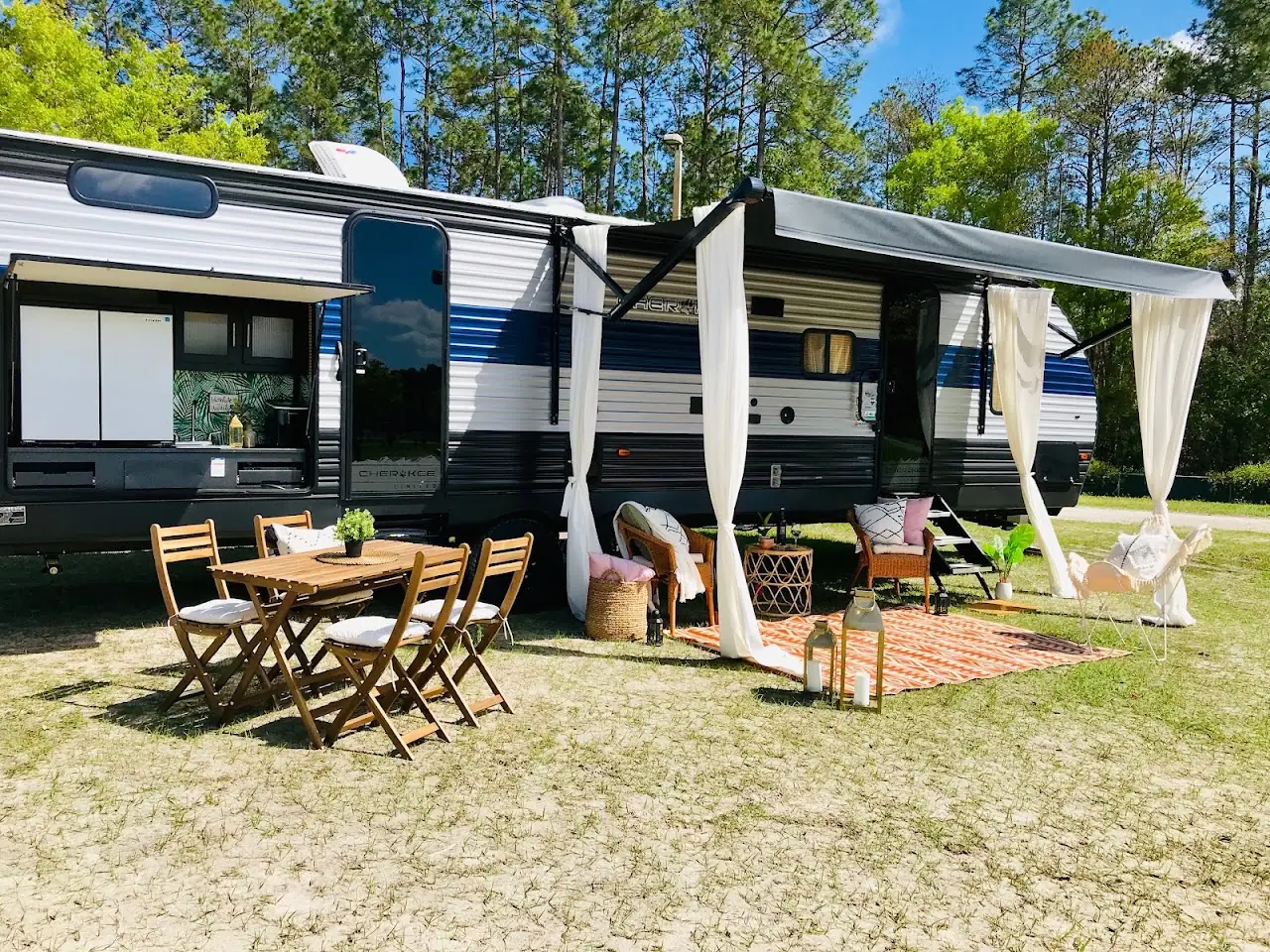 WHITE SPARROW CARAVAN CO., RV rental in Jacksonville