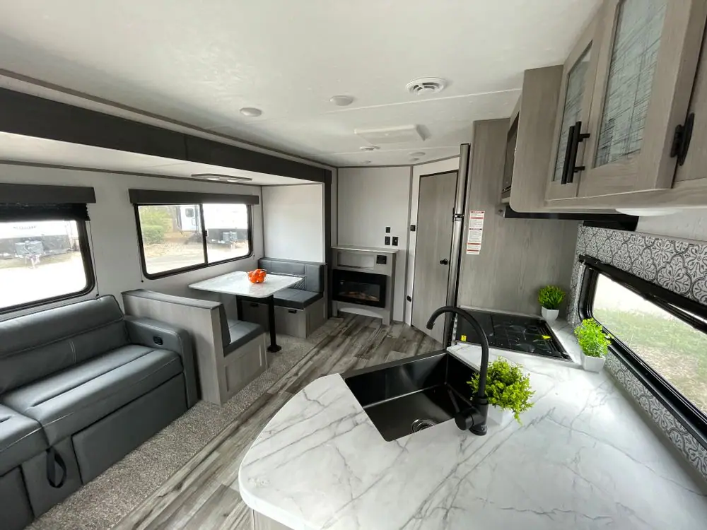 Rhodes Camper Rental & Transport, RV rental in Grand Ridge