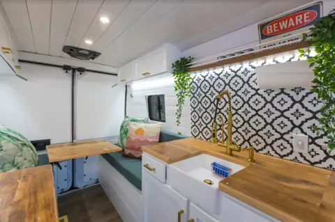 VAN VIBES photo 2